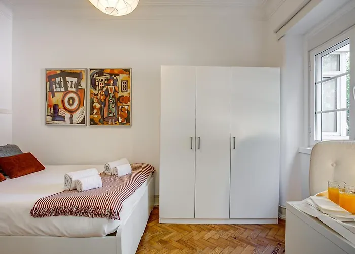 Hip And Spacious Tm Flat In Areeiro