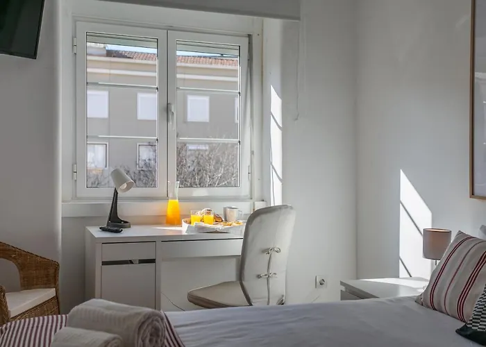 Hip And Spacious Tm Flat In Areeiro