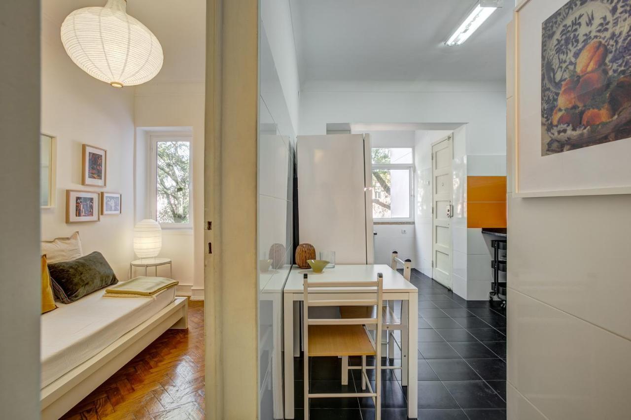 Hip And Spacious Tm Flat In Areeiro *